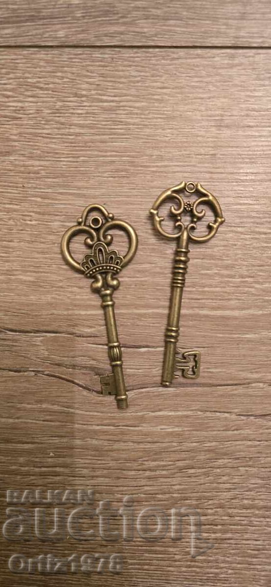 Delivery of Set of delicate keys - 8.5cm