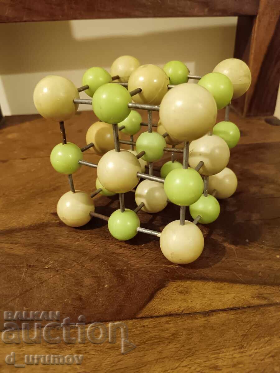 Model spațial vintage al unei molecule/rețea cristalină cu preț 35.00 BGN | € 17.90