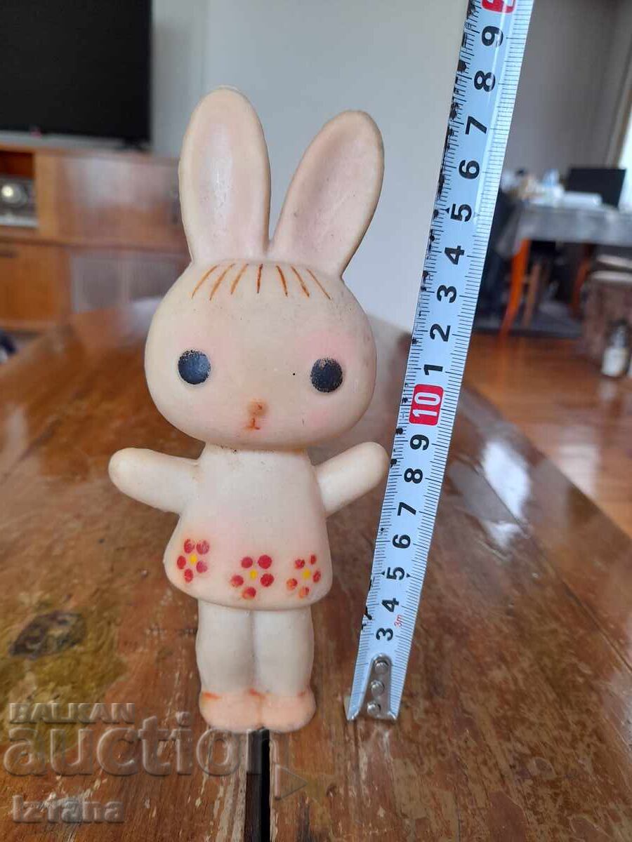 Iepure vechi de jucărie din cauciuc cu preț 11.00 BGN | € 5.62