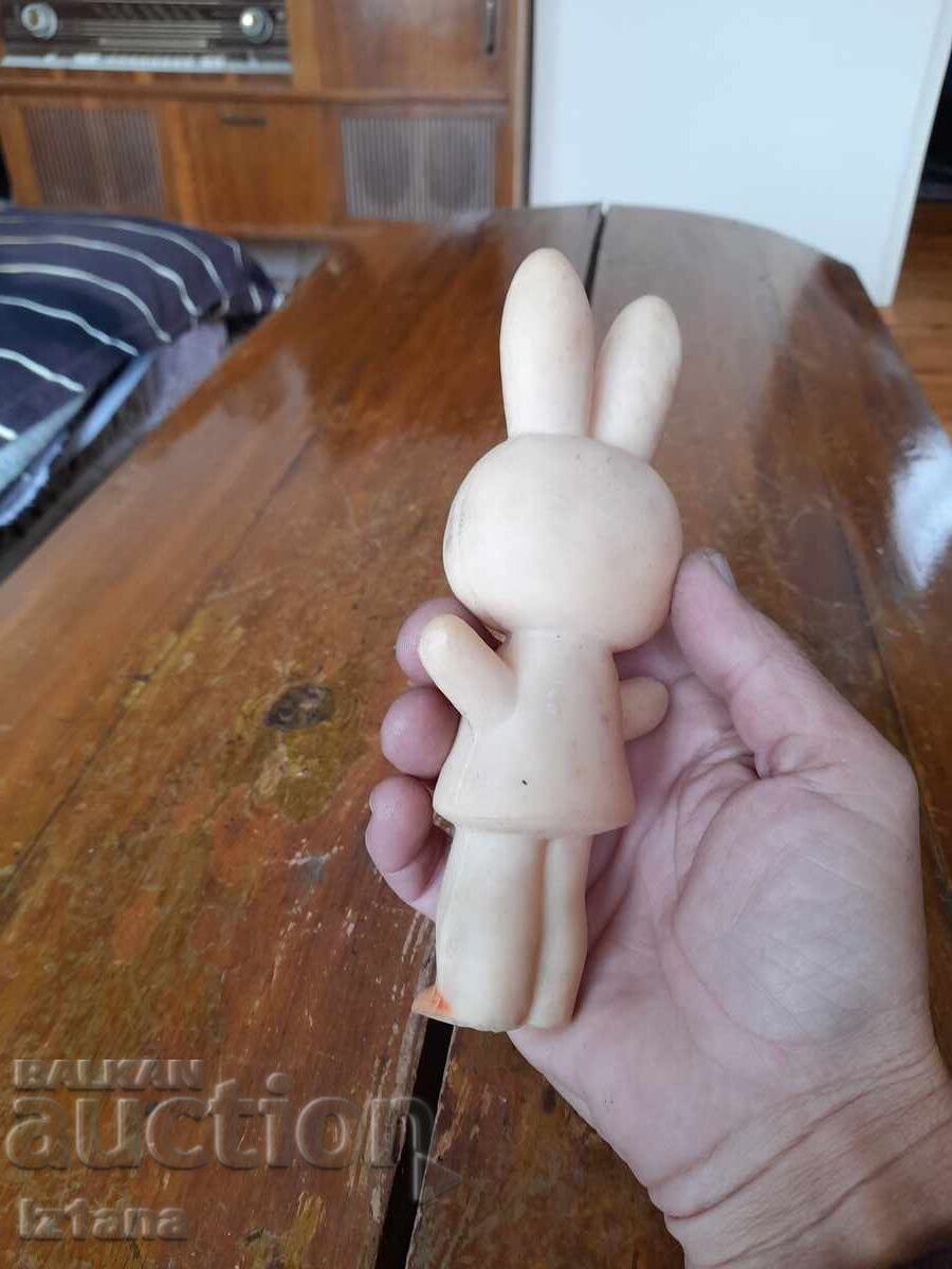 Livrarea Iepure vechi de jucărie din cauciuc