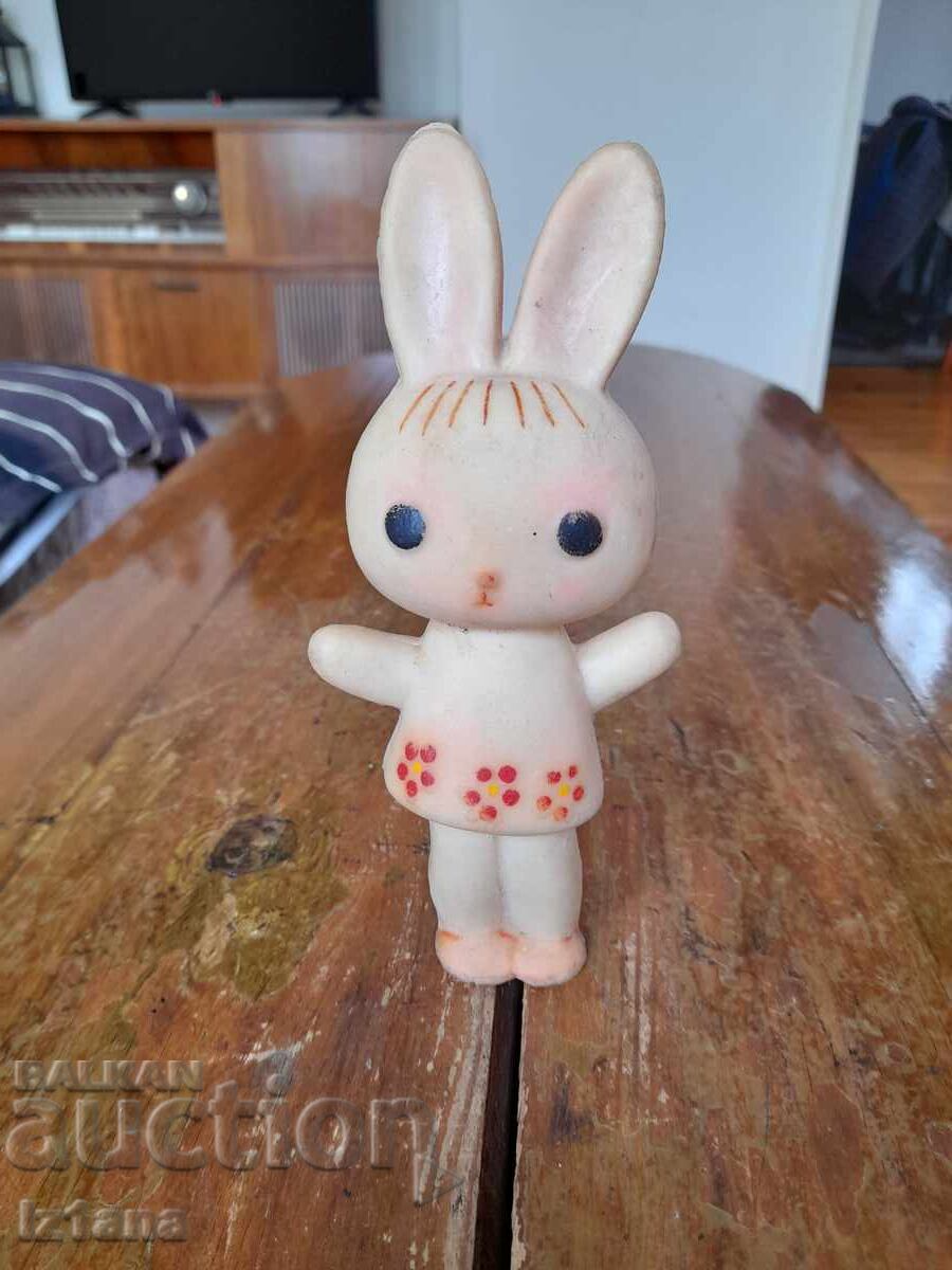 Iepure vechi de jucărie din cauciuc