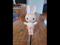 Iepure vechi de jucărie din cauciuc