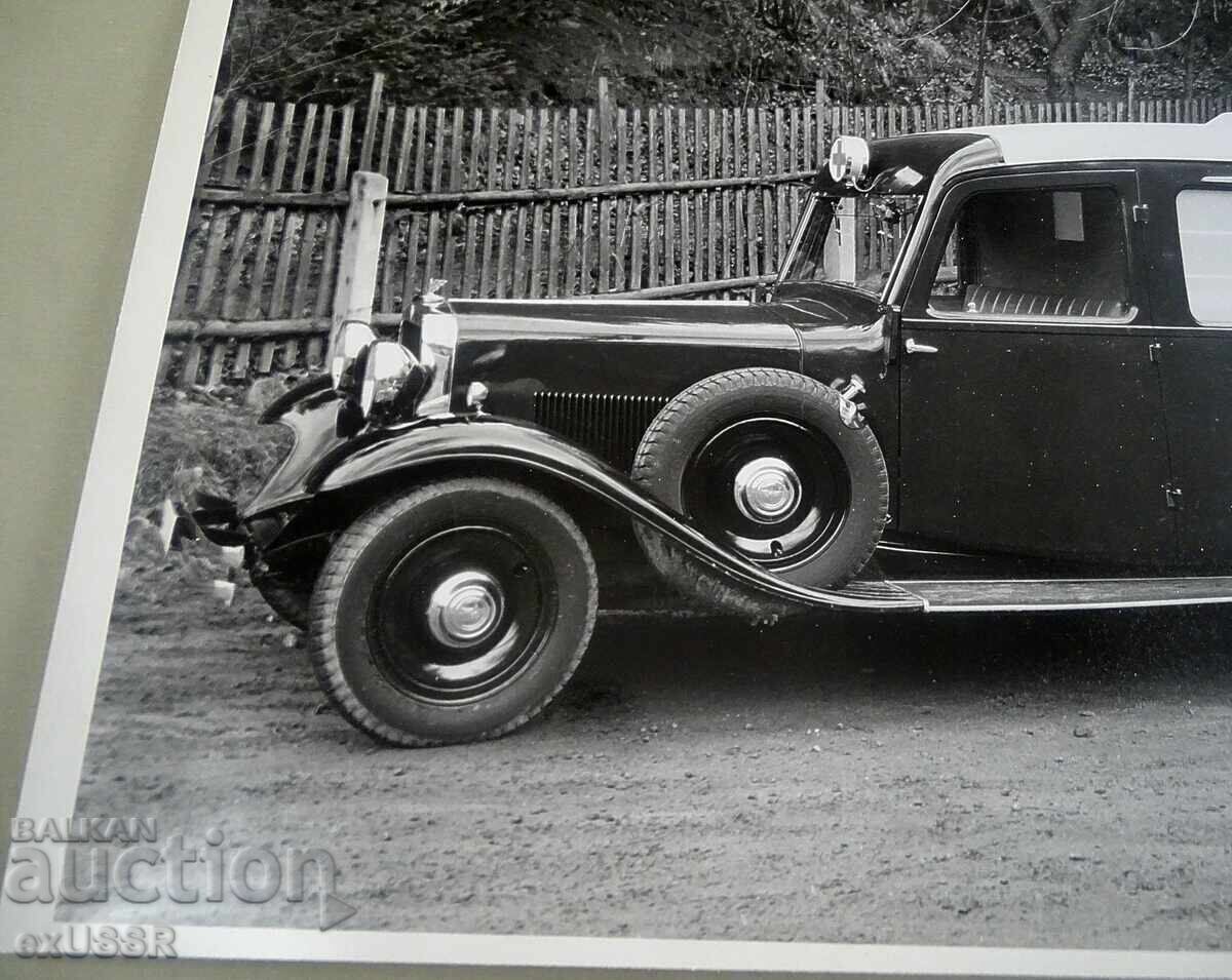 Licitație Fotografie veche cu ambulanță, posibil Rolls Royce Licitație Fotografie veche cu ambulanță, posibil Rolls Royce