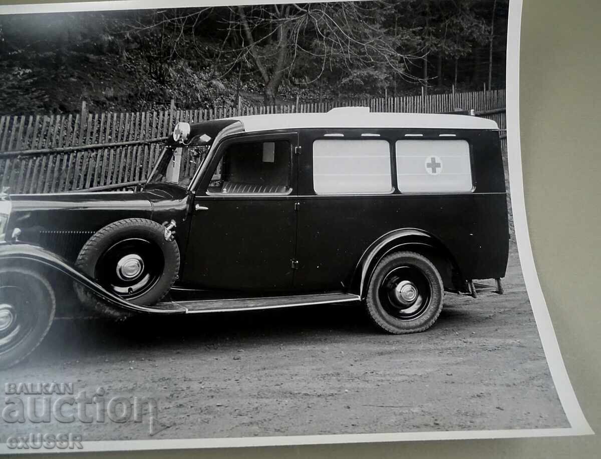 Livrarea Fotografie veche cu ambulanță, posibil Rolls Royce Livrarea Fotografie veche cu ambulanță, posibil Rolls Royce