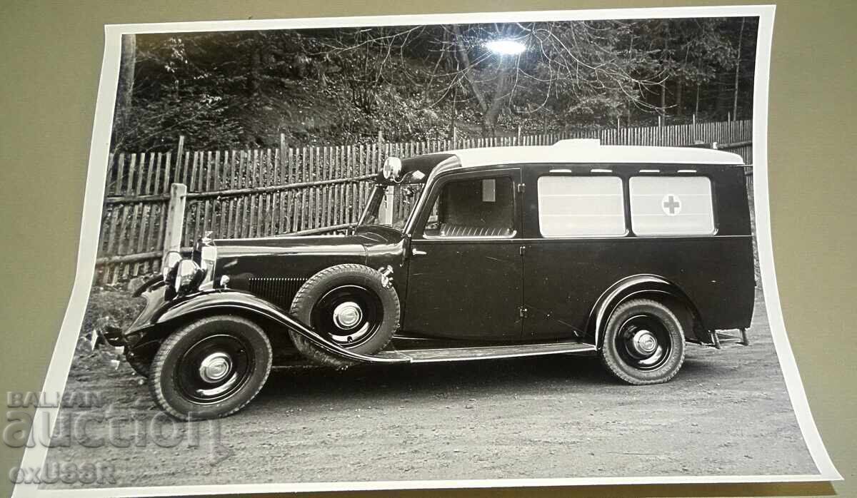 Fotografie veche cu ambulanță, posibil Rolls Royce Fotografie veche cu ambulanță, posibil Rolls Royce