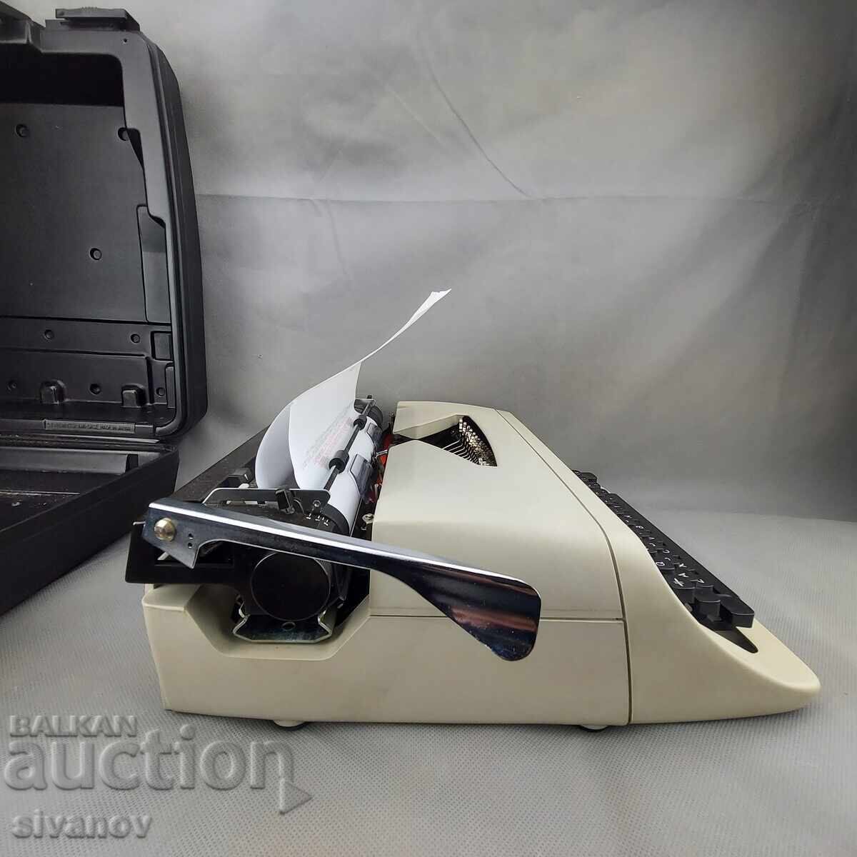 Delivery of Old Chevron typewriter, made in Japan #3312 Delivery of Old Chevron typewriter, made in Japan #3312