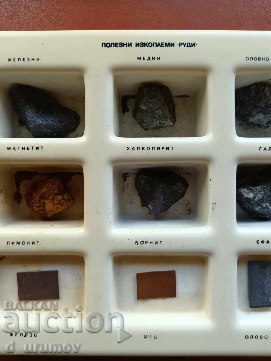 Licitație Veche colecție de manuale de geografie – „Minerale utile - Minereuri"