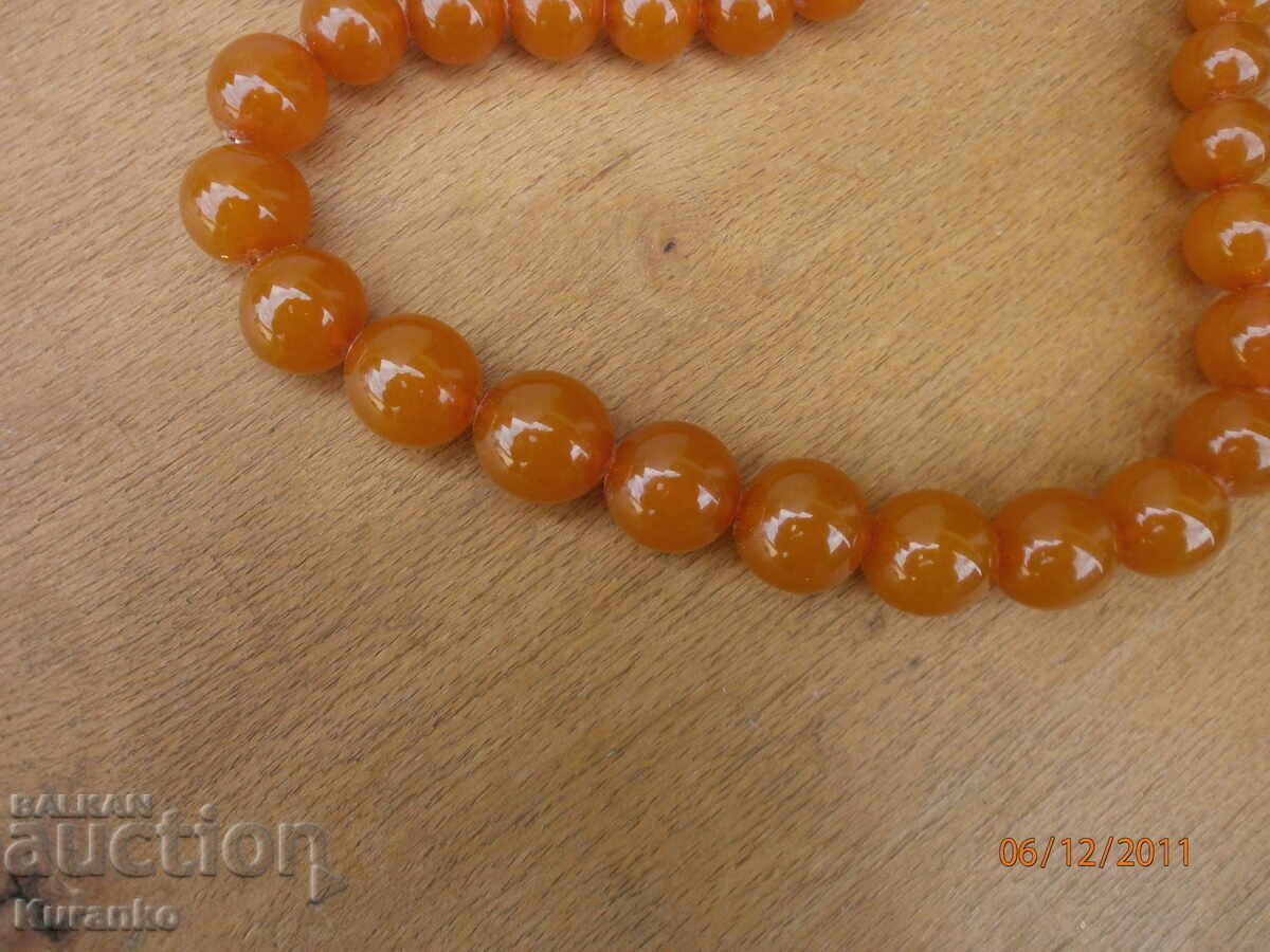 Auction  Old amber necklace, 70 grams