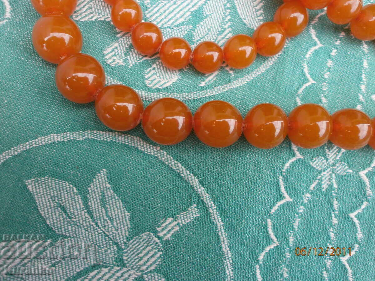 Old amber necklace, 70 grams