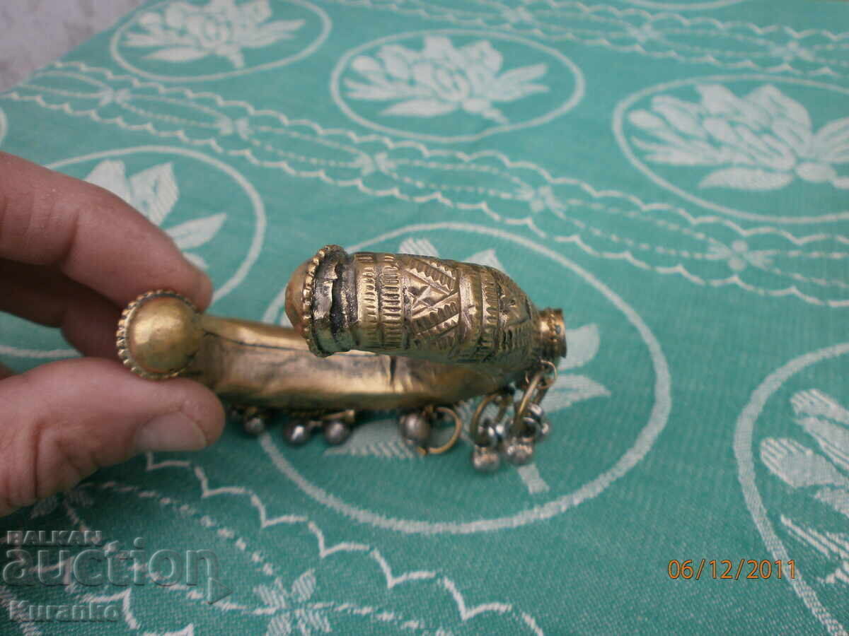 Delivery of Antique Jewelry Ornament Delivery of Antique Jewelry Ornament