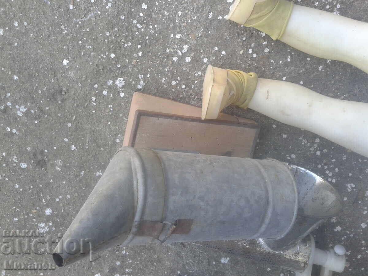 The little beekeeper with beekeeping equipment with price 1.50 BGN | € 0.77