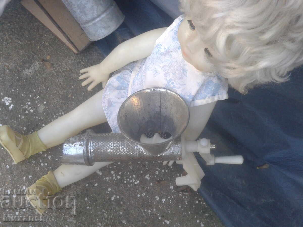 Auction  The little beekeeper with beekeeping equipment