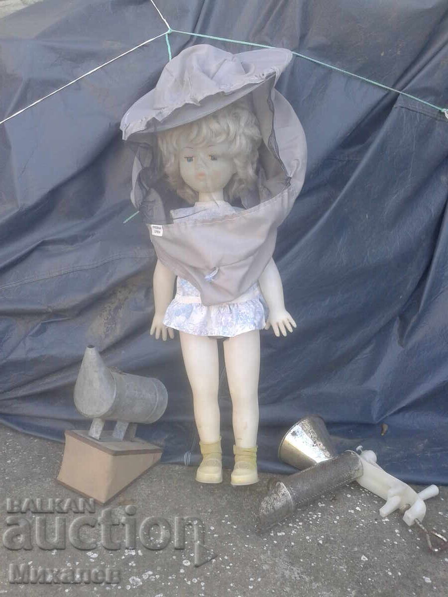 Delivery of The little beekeeper with beekeeping equipment