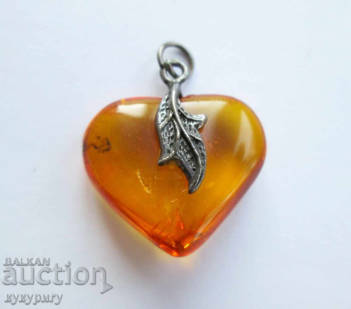 Pandantiv delicat din chihlimbar în formă de inimă, chihlimbar și argint cu preț 40.00 BGN | € 20.45