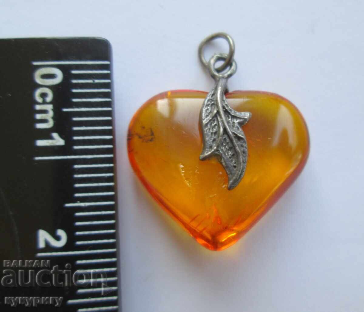 Licitație Pandantiv delicat din chihlimbar în formă de inimă, chihlimbar și argint