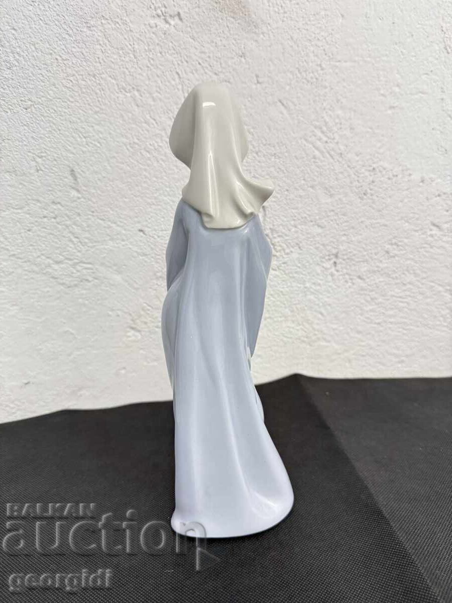Spanish porcelain figure by Lladro NAO. No. 7554 - 5