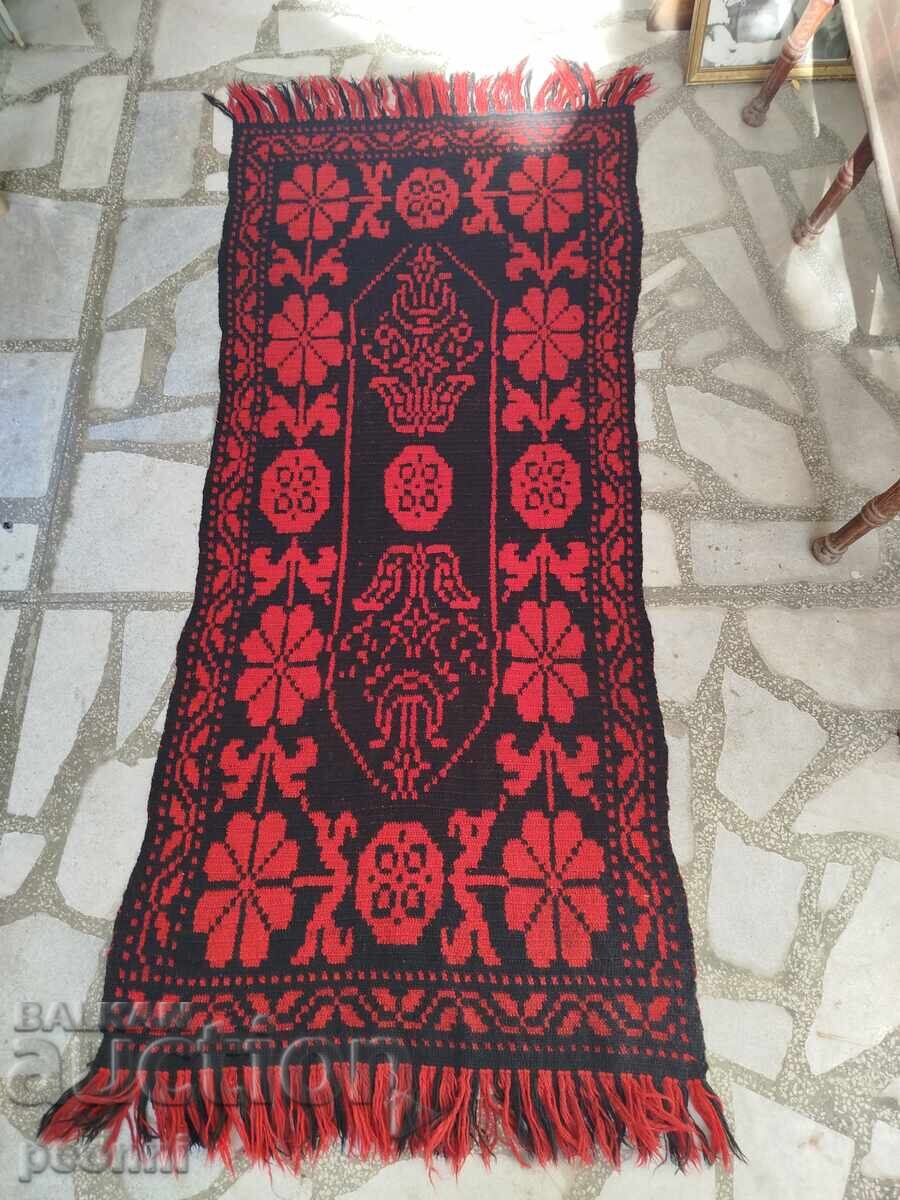 Covoraș din lână tricotat manual cu preț 59.00 BGN | € 30.17