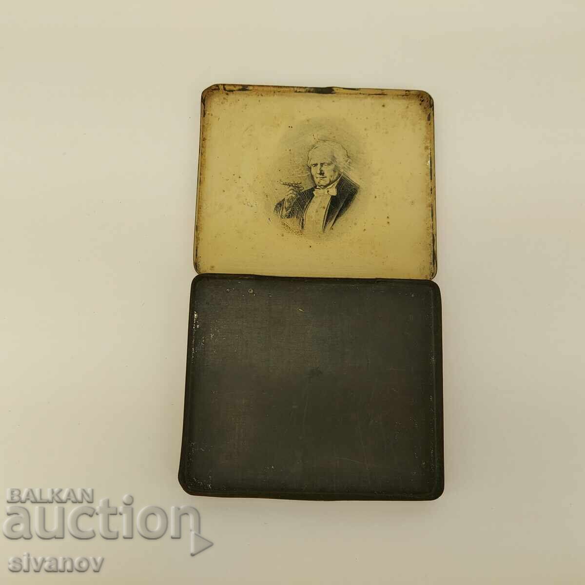 Delivery of Empty Regal Petitos Vintage Cigarette Metal Box #4250