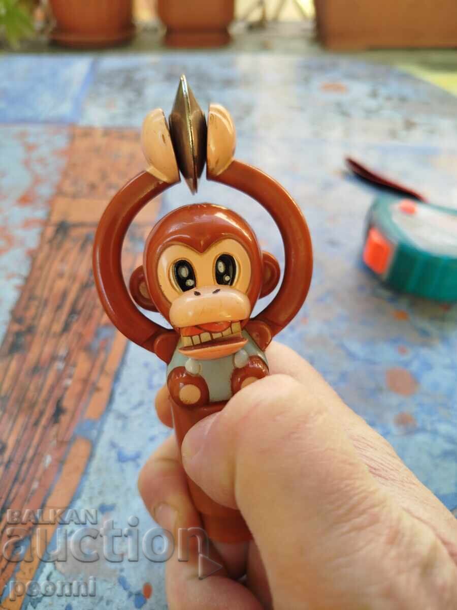 Licitație Jucărie veche pentru copii - maimuță cu cinele Licitație Jucărie veche pentru copii - maimuță cu cinele