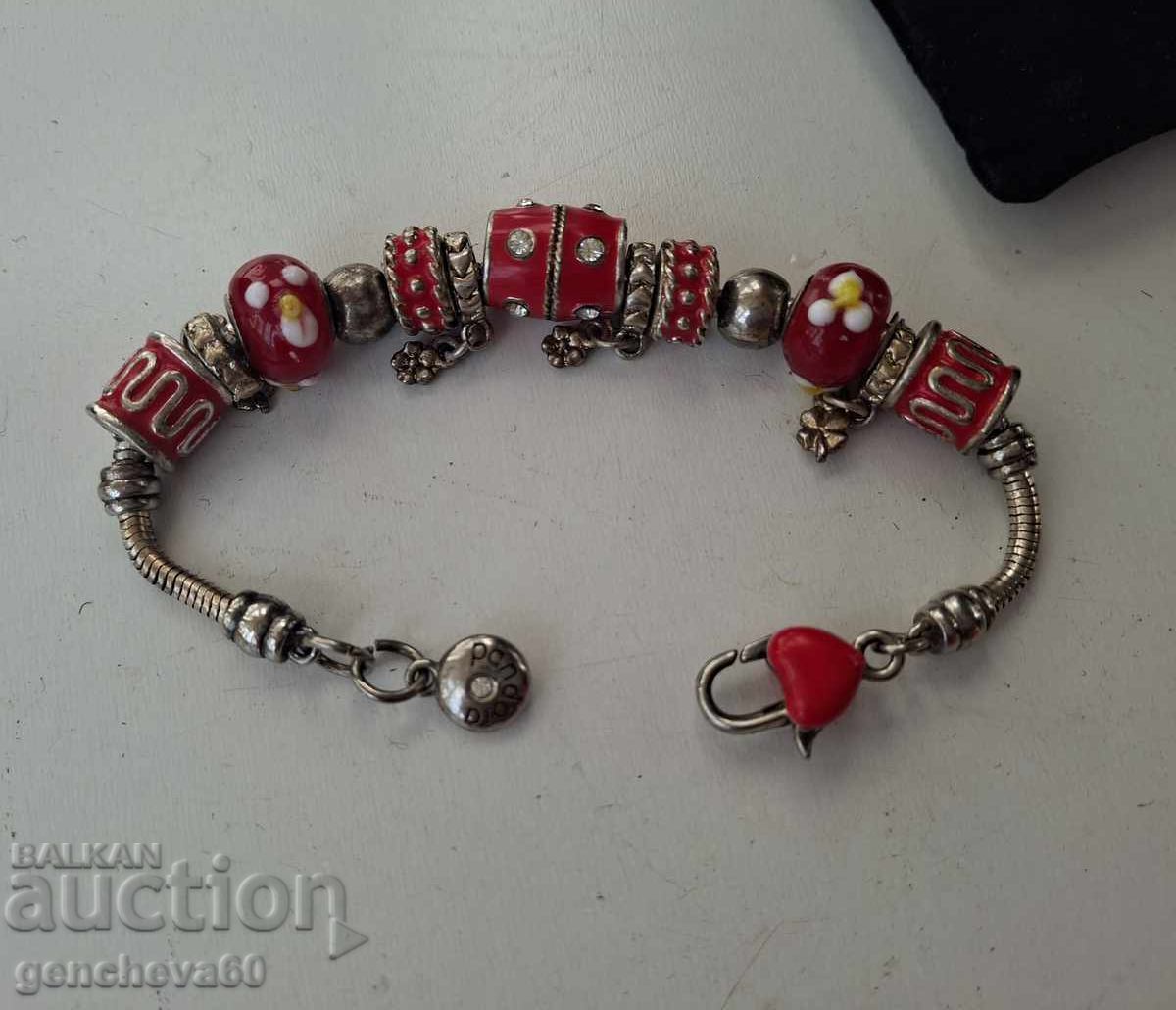 Livrarea Brățară vintage Pandora cu mărgele groase roșii și argintii Livrarea Brățară vintage Pandora cu mărgele groase roșii și argintii