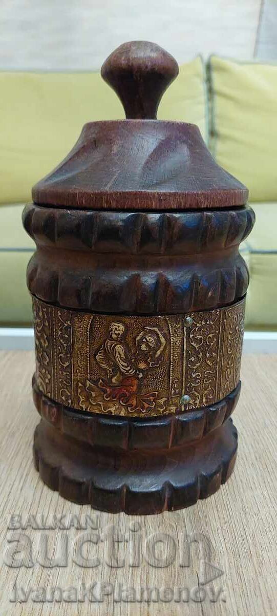 Cutie sculptată în lemn pentru cunoscători