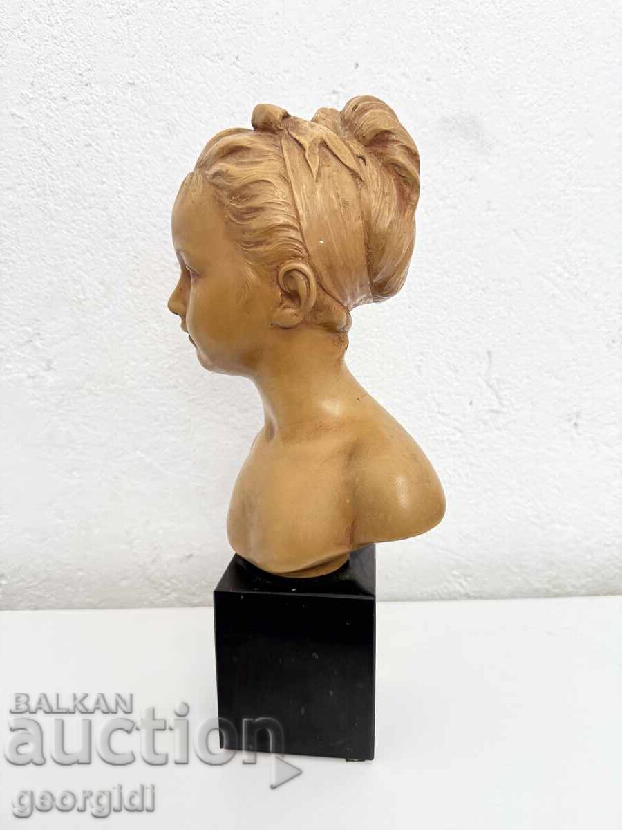 Delivery of Very elegant 19th-century French terracotta bust of Louise Br