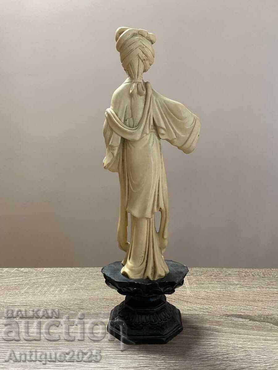 Statuetă decorativă „Japoneză în kimono” cu preț € 61.36 | 120.01 BGN