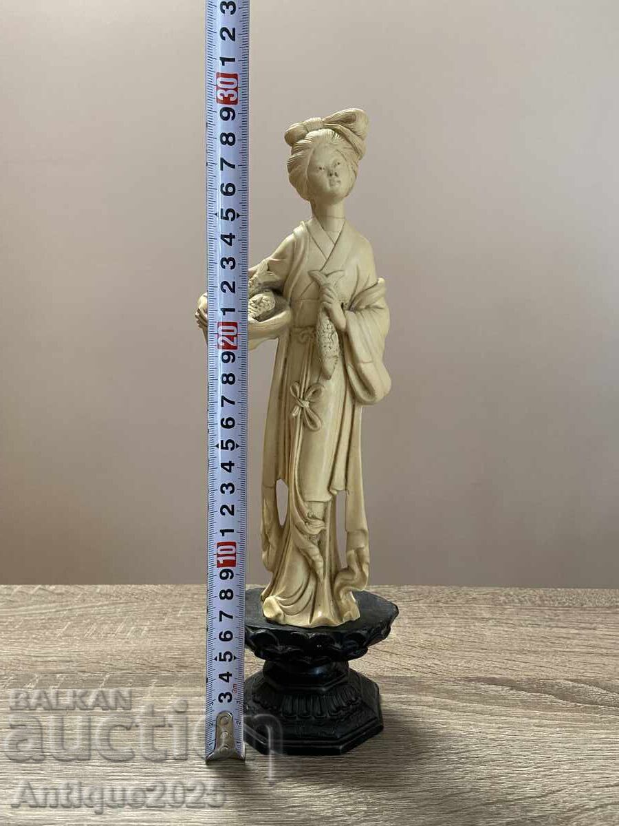 Аукцион Декоративна статуетка „Японка в кимоно“