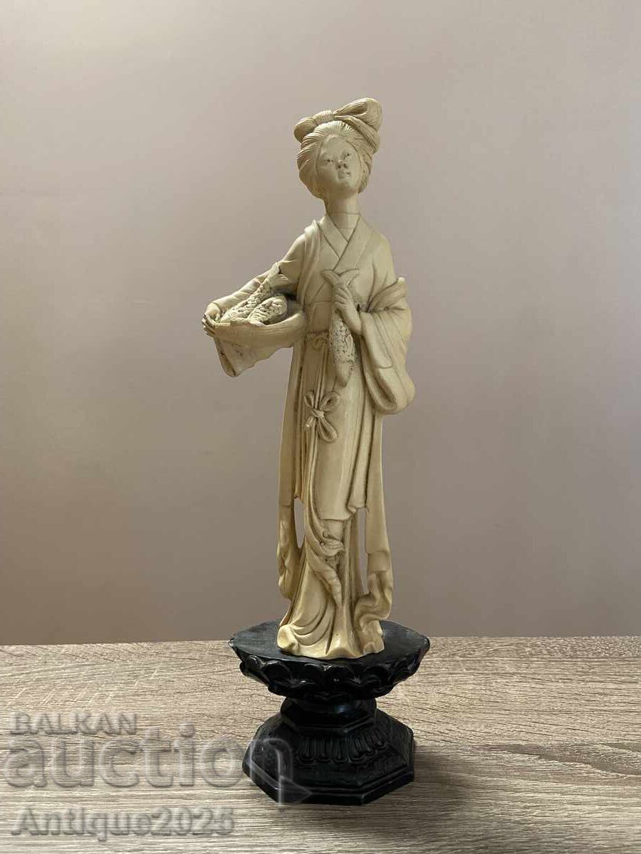 Statuetă decorativă „Japoneză în kimono”