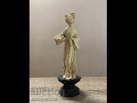 Декоративна статуетка „Японка в кимоно“