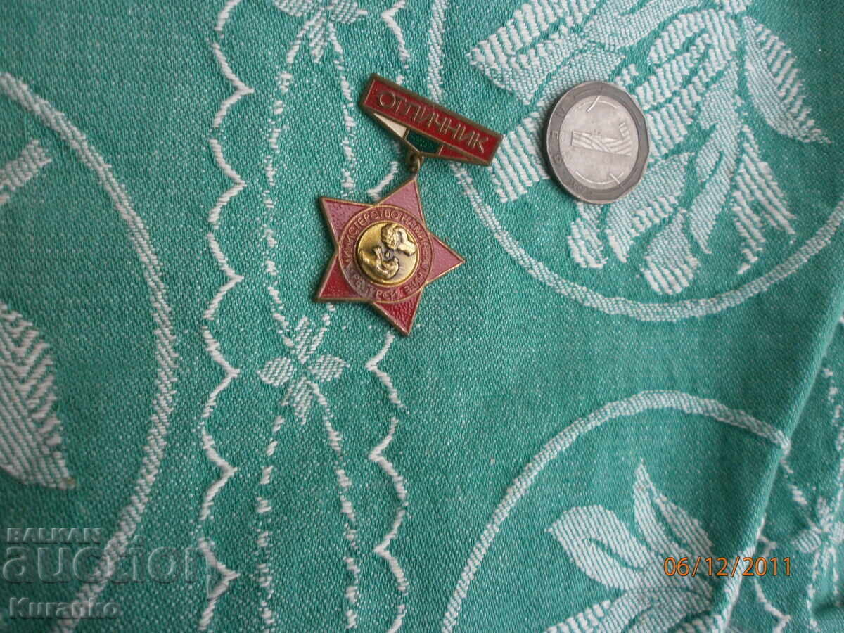 Delivery of Rare "OTLICHNIK" badge, excellent condition