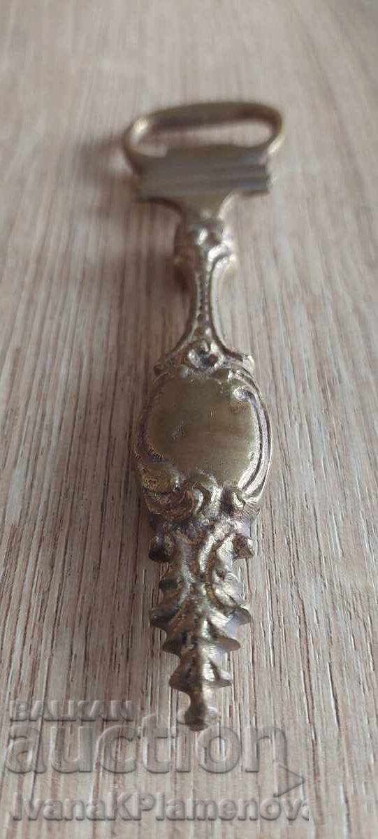 Livrarea Deschizător de sticle din bronz pentru cunoscători