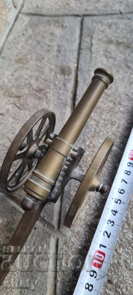 Ένα μπρούτζινο κανόνι με τιμή 55.00 BGN | € 28.12 Ένα μπρούτζινο κανόνι με τιμή 55.00 BGN | € 28.12