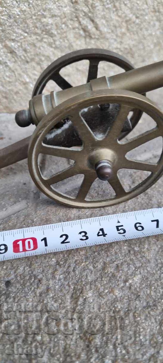 Δημοπρασία Ένα μπρούτζινο κανόνι Δημοπρασία Ένα μπρούτζινο κανόνι