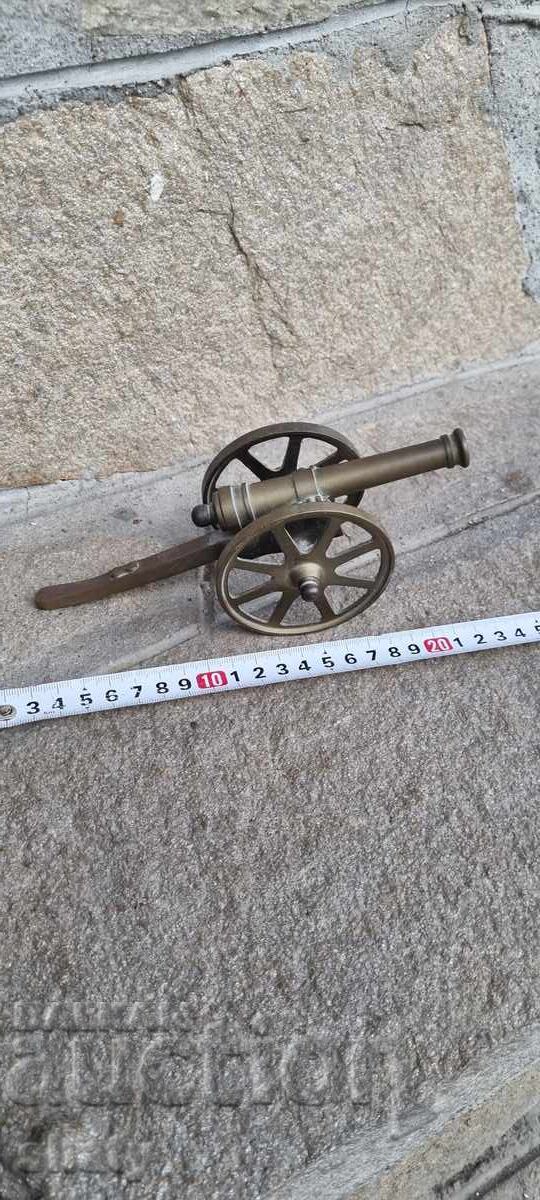 Ένα μπρούτζινο κανόνι Ένα μπρούτζινο κανόνι