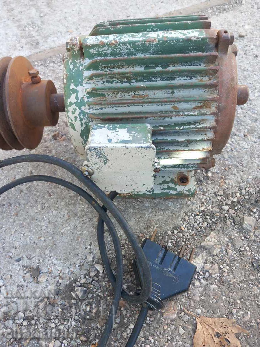 Ηλεκτρικός κινητήρας τριφασικός με τιμή 250.00 BGN | € 127.82 Ηλεκτρικός κινητήρας τριφασικός με τιμή 250.00 BGN | € 127.82