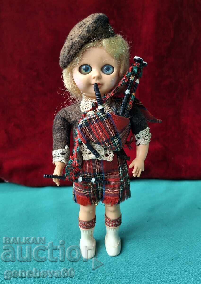 Păpușă scoțiană vintage în costum popular cu ochi clipitori cu preț € 5.00 | 9.78 BGN