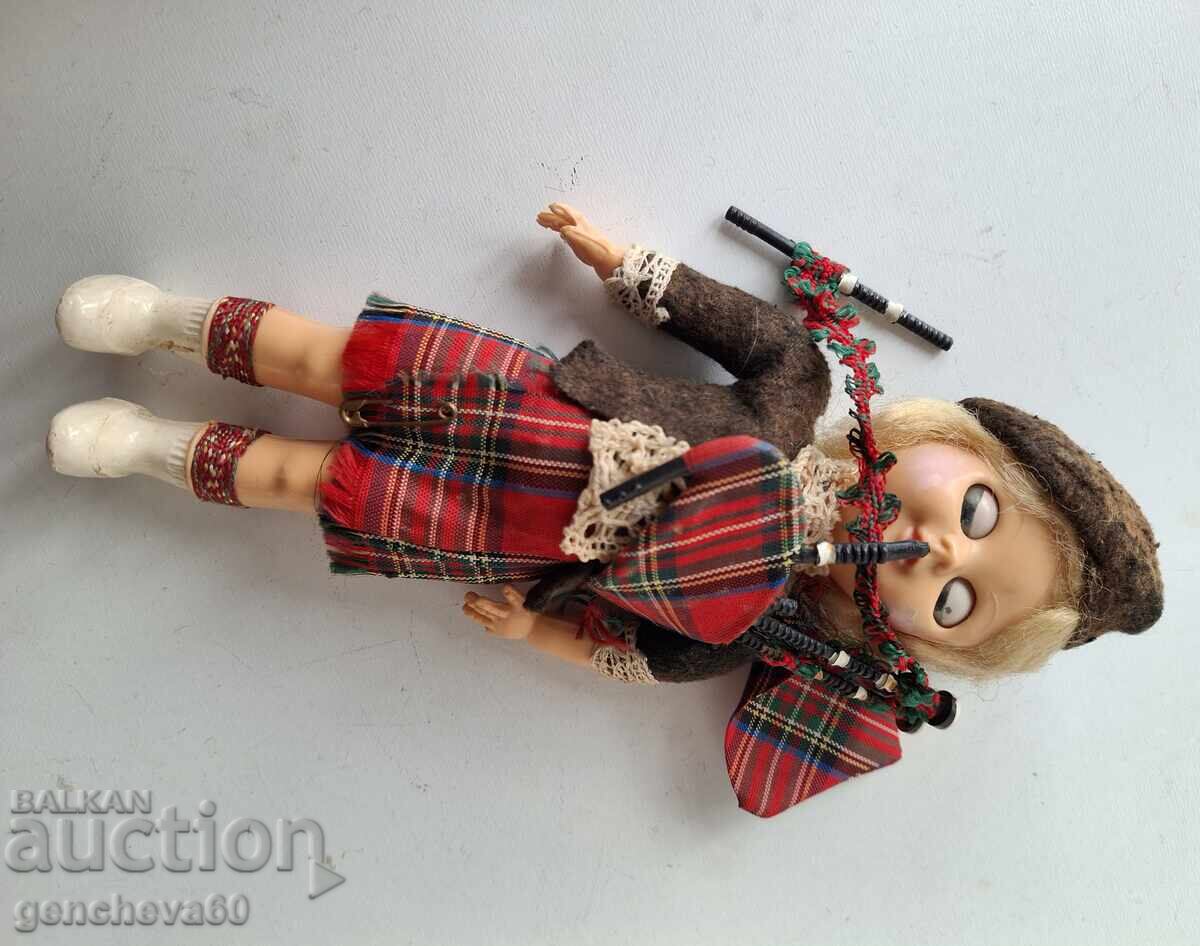 Παράδοση Ρετρό Σκωτσέζικη Κούκλα με Φορεσιά και Μάτια που Ανοιγοκλείνουν