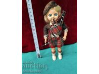 Păpușă scoțiană vintage în costum popular cu ochi clipitori