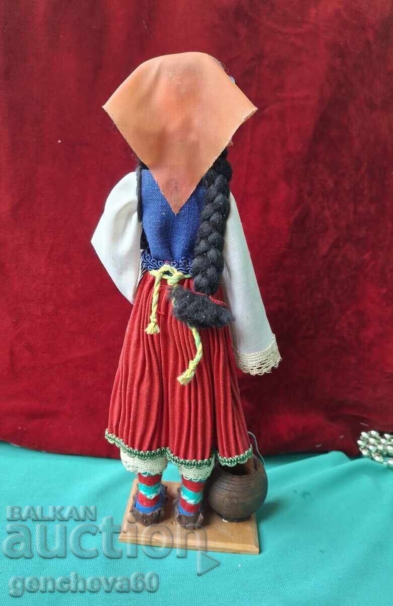 Bŭlgarska stara bitova κούκλα με κανάτα/φορεσιά με τιμή 25.00 BGN | € 12.78 Bŭlgarska stara bitova κούκλα με κανάτα/φορεσιά με τιμή 25.00 BGN | € 12.78