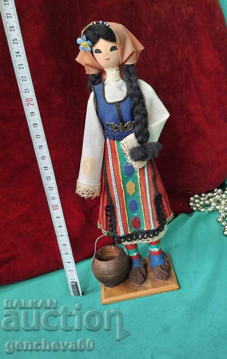 Bŭlgarska stara bitova κούκλα με κανάτα/φορεσιά Bŭlgarska stara bitova κούκλα με κανάτα/φορεσιά