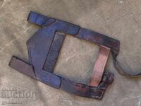 Shoulder blade carrier