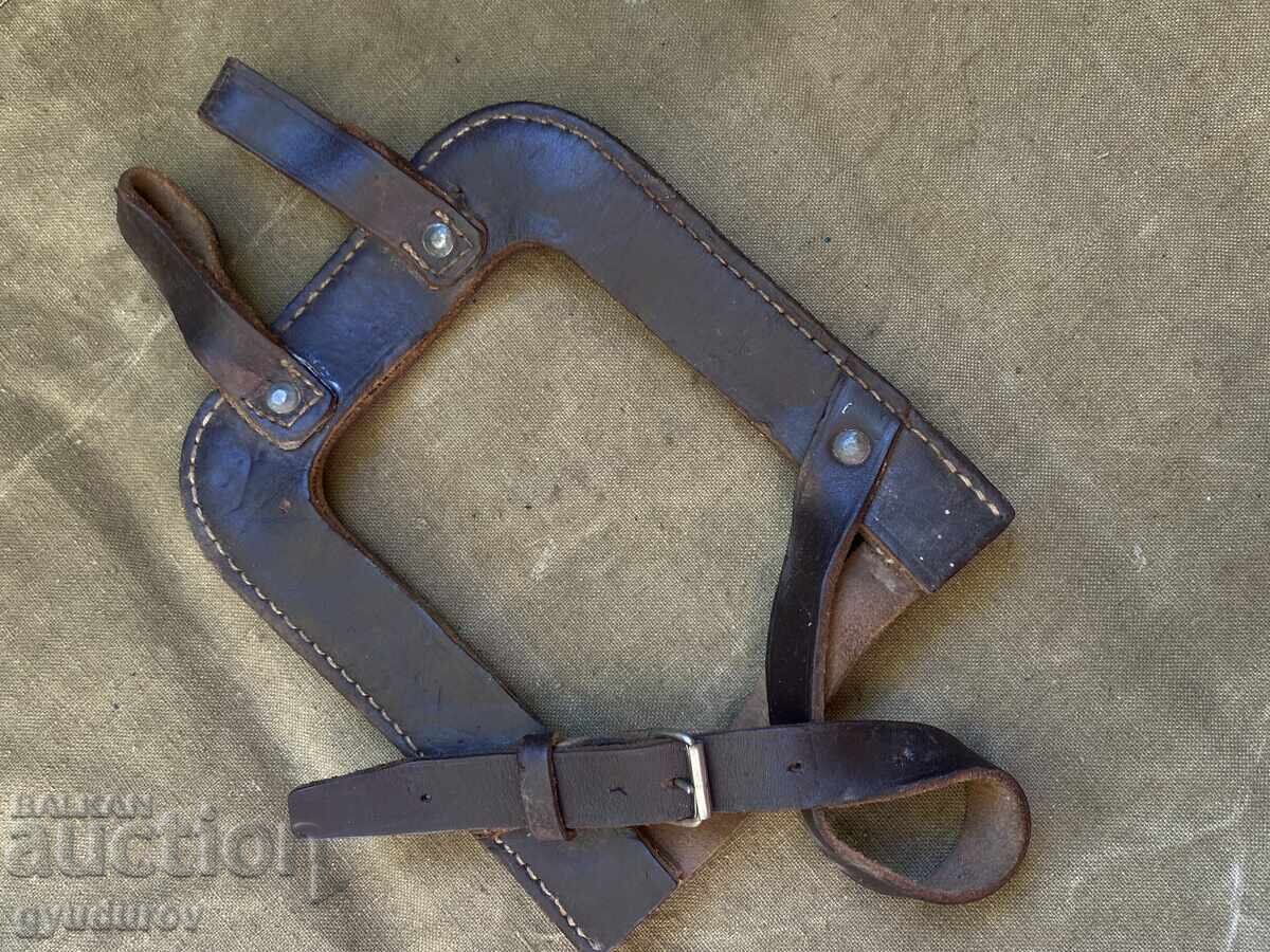 Shoulder blade carrier Shoulder blade carrier