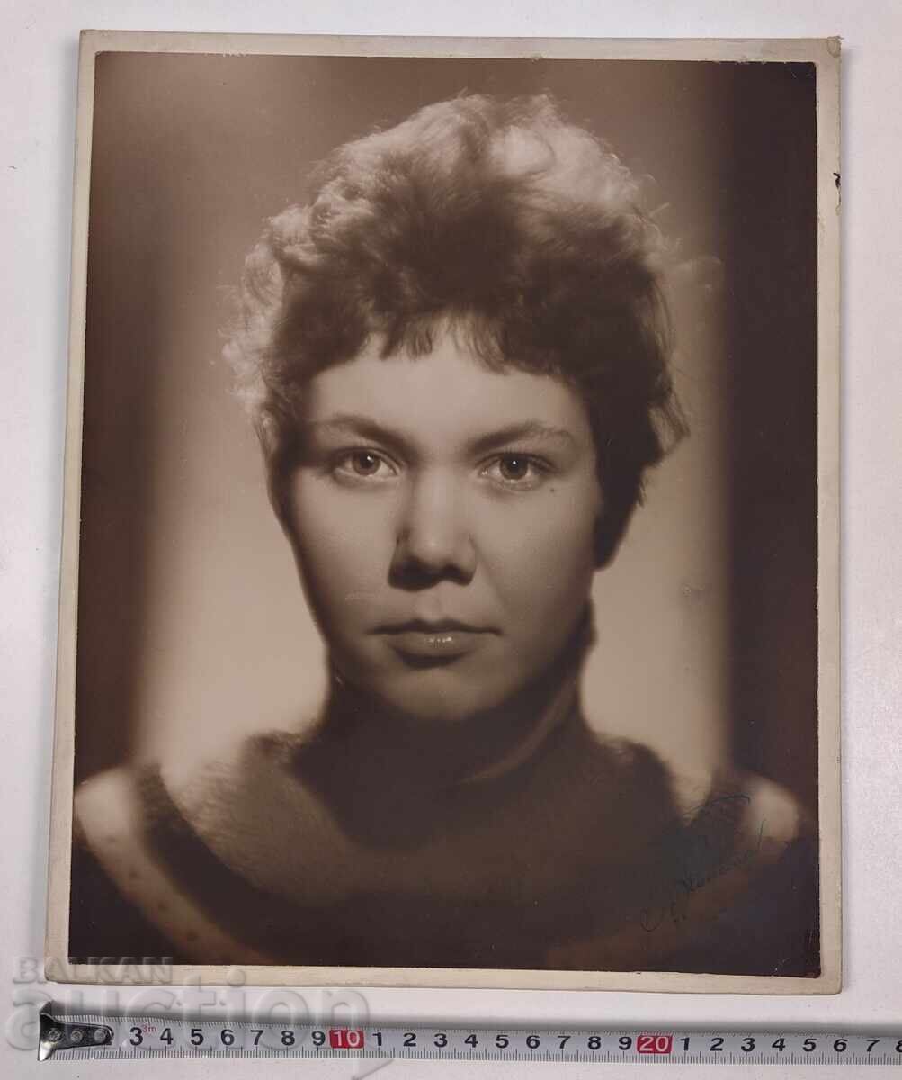 Delivery of ACTRESS? AUTOGRAPH LARGE PHOTO PHOTOGRAPH CARD PORTRAIT