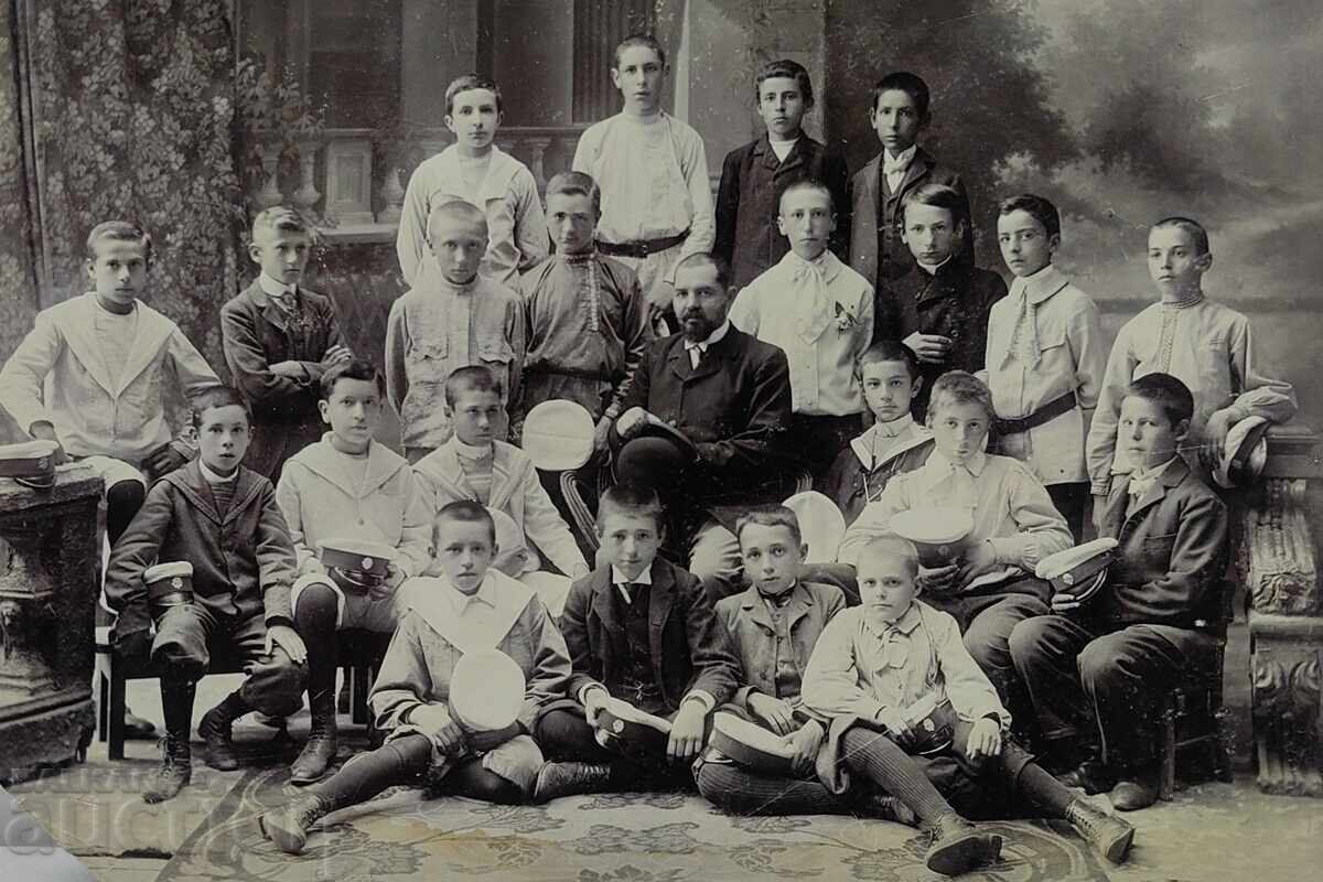 КРАЯТ НА 19-ТИ ВЕК УЧЕНИЦИ УЧИТЕЛ ГОЛЯМА СНИМКА КАРТОН с цена 35.00 лв. | € 17.90 КРАЯТ НА 19-ТИ ВЕК УЧЕНИЦИ УЧИТЕЛ ГОЛЯМА СНИМКА КАРТОН с цена 35.00 лв. | € 17.90