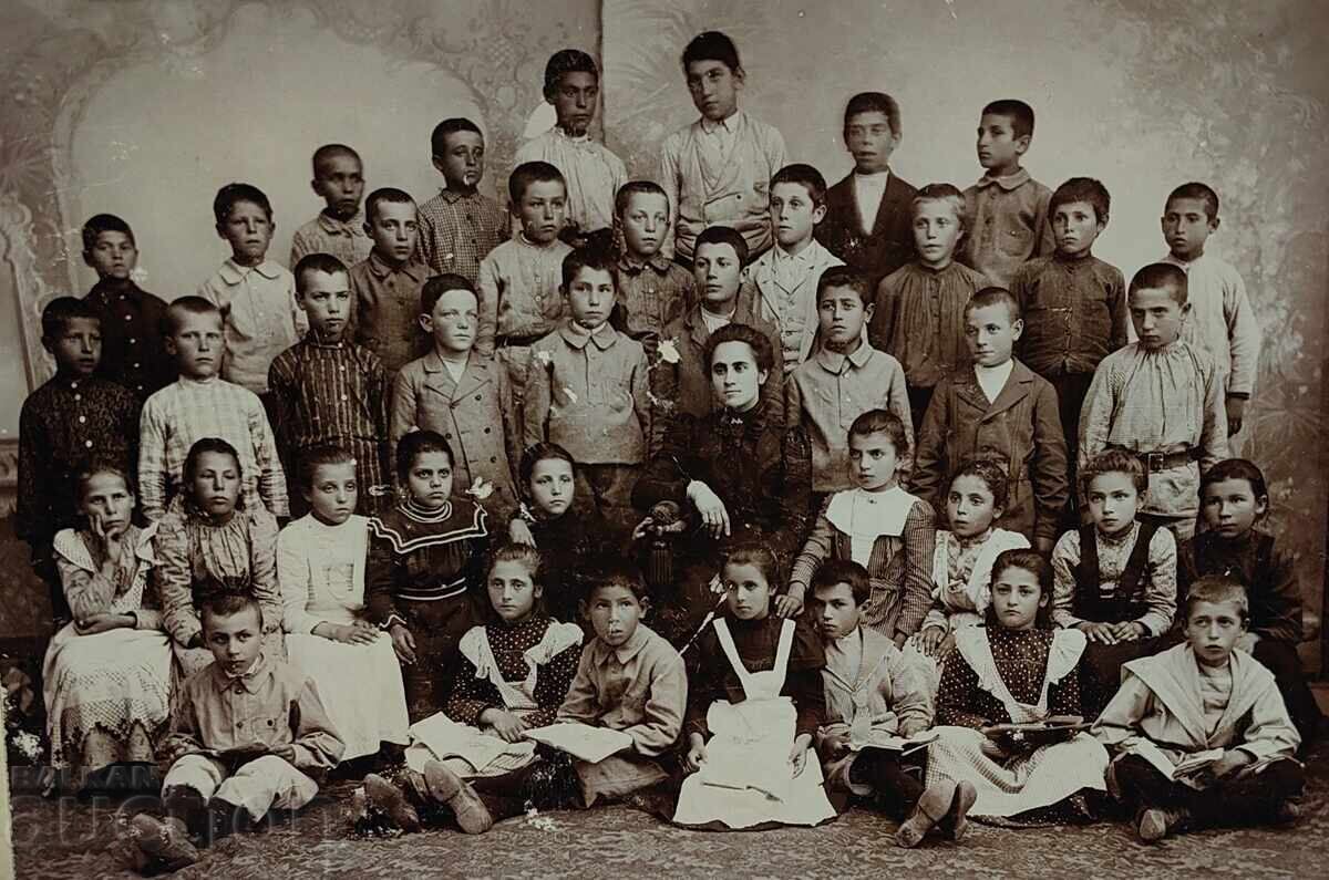 1901 УЧЕНИЦИ УЧИТЕЛ СТАРА ГОЛЯМА СНИМКА ФОТОГРАФИЯ КАРТОН с цена 35.00 лв. | € 17.90
