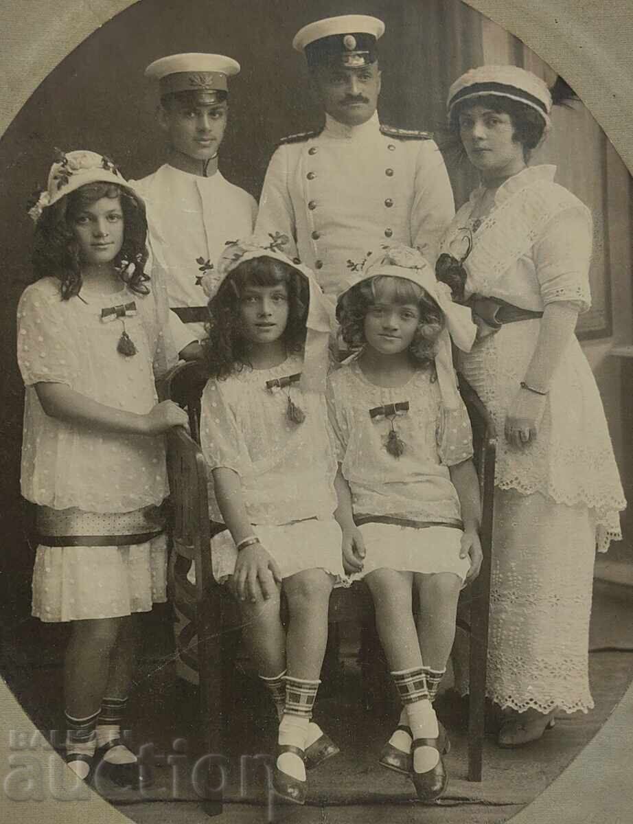 ΑΞΙΩΜΑΤΙΚΟΣ ΠΑΛΙΑ ΟΙΚΟΓΕΝΕΙΑΚΗ ΦΩΤΟΓΡΑΦΙΑ ΦΩΤΟΓΡΑΦΙΑ ΚΑΡΤΟΝΙ