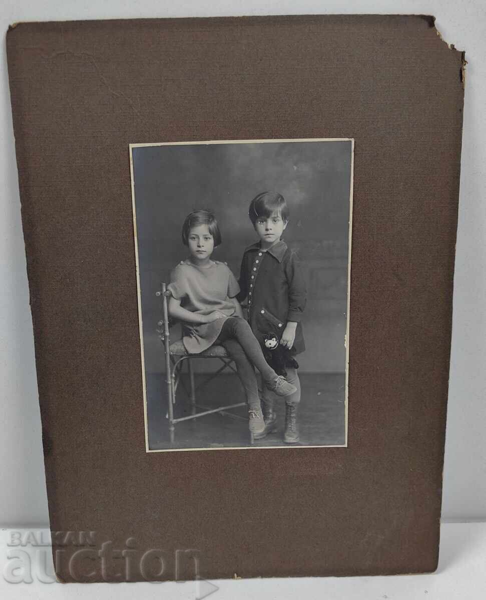 FETIȚĂ COPIL JUCĂRIE COPII POZĂ MARE FOTOGRAFIE CARTON cu preț 35.00 BGN | € 17.90