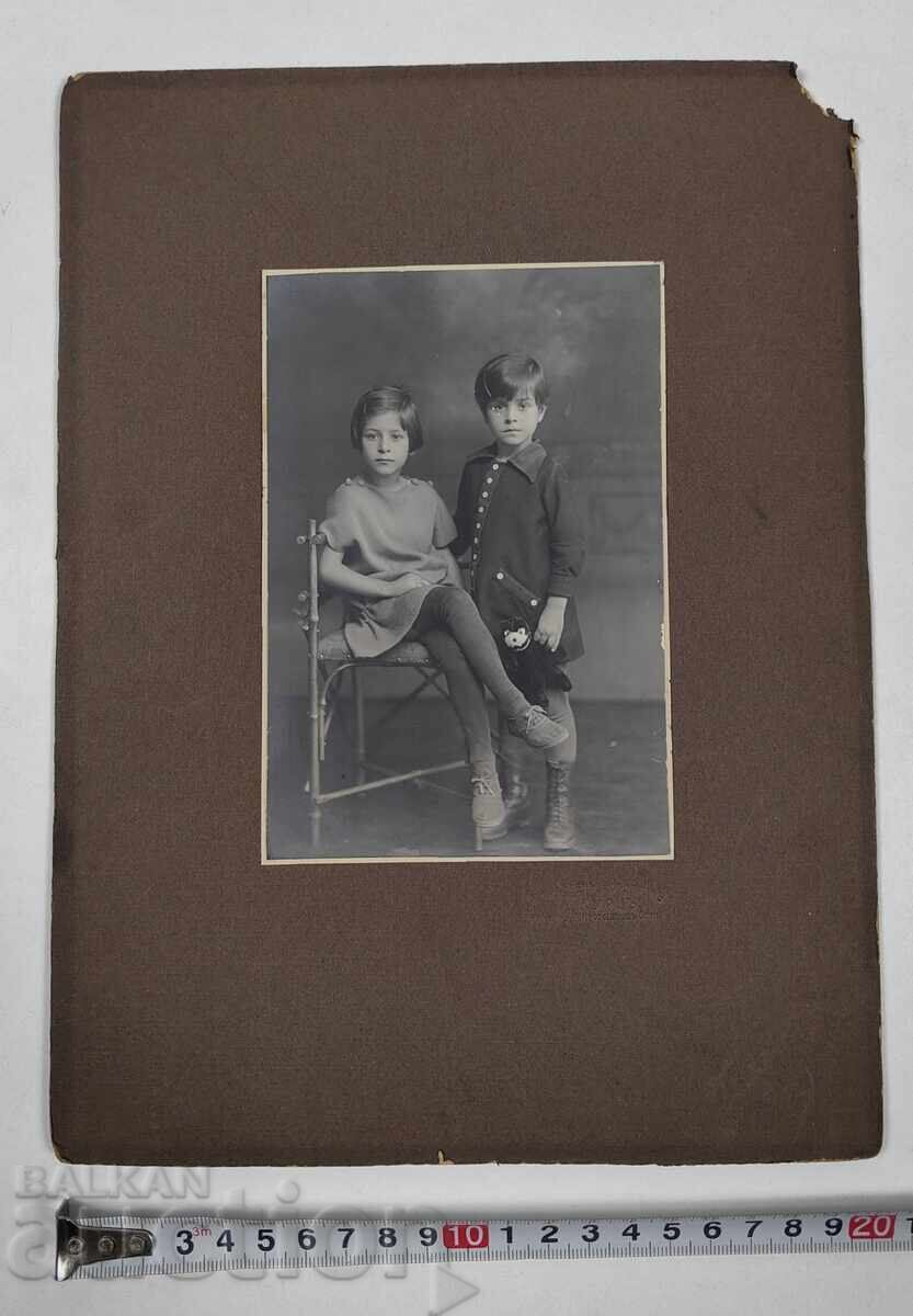 Livrarea FETIȚĂ COPIL JUCĂRIE COPII POZĂ MARE FOTOGRAFIE CARTON