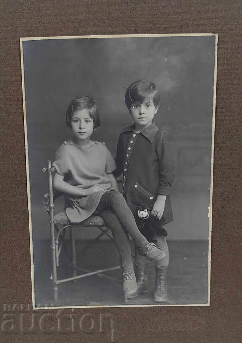 FETIȚĂ COPIL JUCĂRIE COPII POZĂ MARE FOTOGRAFIE CARTON